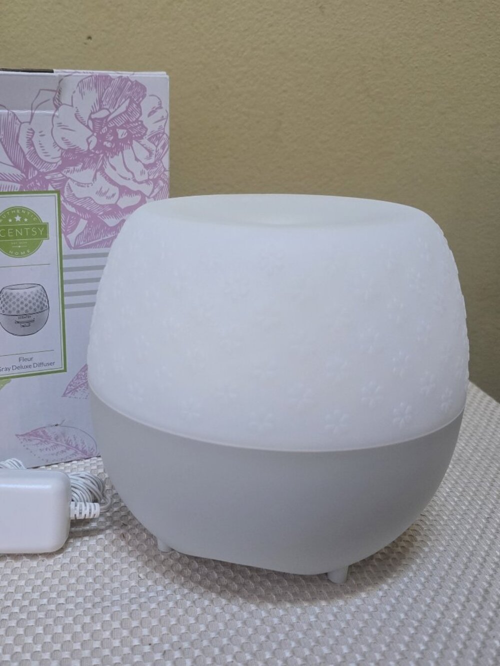Scentsy FLEUR GRAY DELUXE DIFFUSER Essential Oil Color changing LED Rainbow